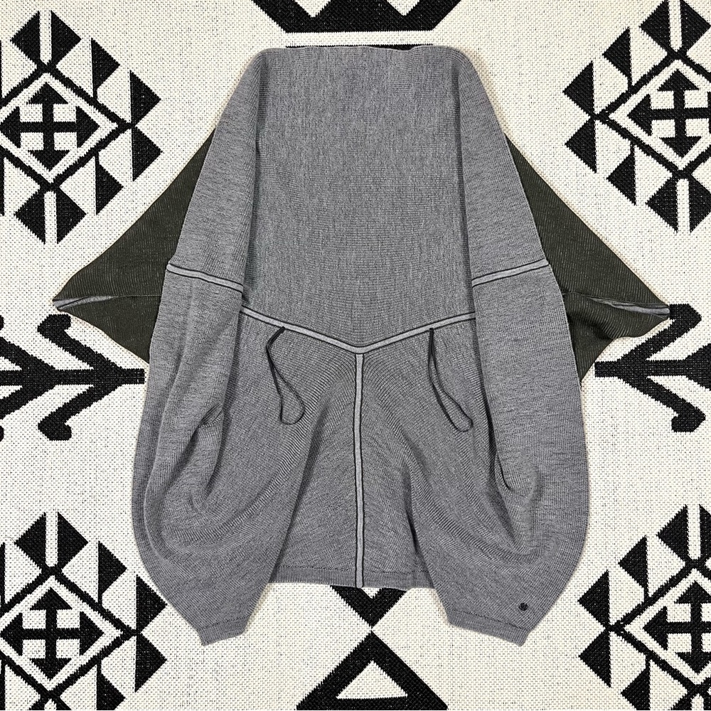Lululemon Exaltation Reversible Wrap in Dark Olive/Heathered Core Medium Gray OS - Picture 4 of 9